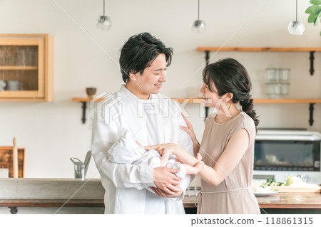 年輕的日本夫婦帶著孩子，幸福的婚姻生活，新婚夫婦 118861315