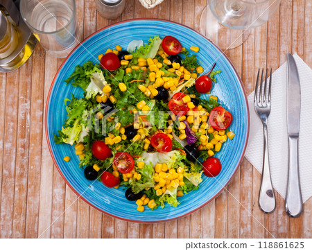 Mixed salad with corn, olives, cherry tomatoes and green lettuce 118861625