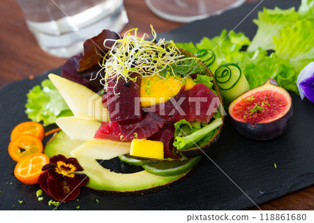 Salad of tuna with mango and avocado Salad of tuna with mango and avocado 118861680