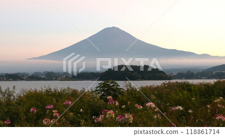 秋天的夕陽：從河口湖畔眺望山腳下霧氣繚繞的富士山 118861714