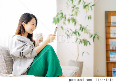 坐沙發和看智能手機的婦女 118861818