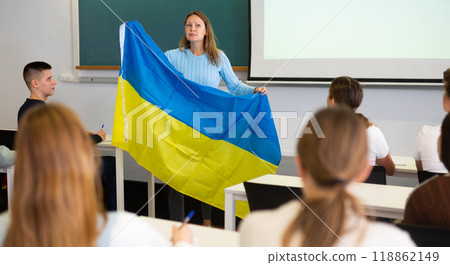 Teacher with the flag of Ukraine tells the history of the emergence of state 118862149