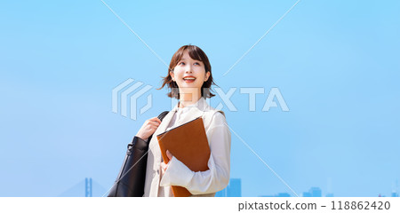 藍天和微笑的女商人 118862420