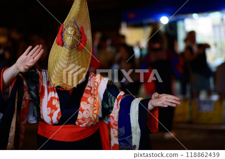 A woman dancing in a woven hat and a hem-stitched kimono at the Nishimonai Bon Odori Festival in Akita Prefecture, 2024 118862439