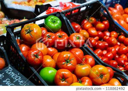 Fresh tomatoes in market 118862492