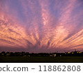 美麗的日落天空景觀和不尋常的雲彩 118862808