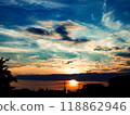 美麗的日落天空、城市景觀和罕見的雲彩 118862946