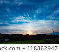 美麗的日落天空、城市景觀和罕見的雲彩 118862947