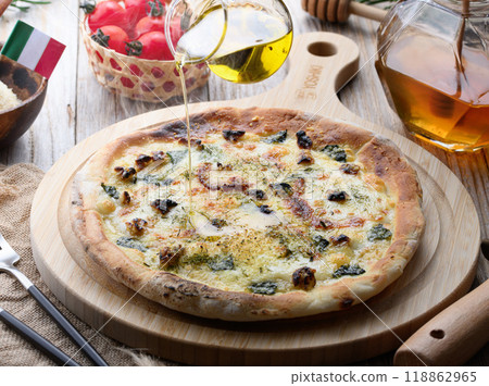 Gorgonzola and honey pizza 118862965