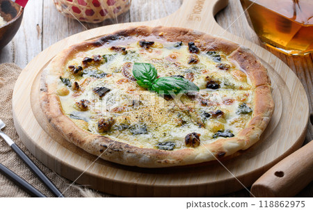 戈爾岡朱勒乾酪和蜂蜜披薩 118862975