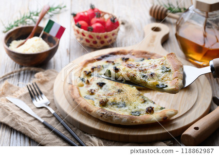 Gorgonzola and honey pizza 118862987