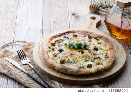 Gorgonzola and honey pizza 118862994