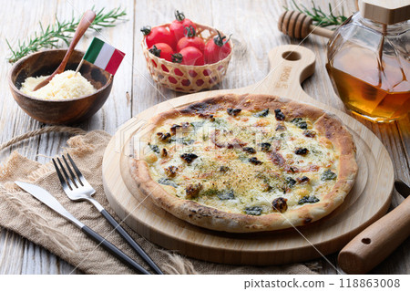 Gorgonzola and honey pizza Gorgonzola and honey pizza 118863008