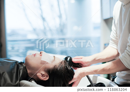 beautician, beauty artist, coiffeur 118863204