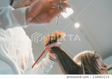 beautician, beauty artist, coiffeur 118863213