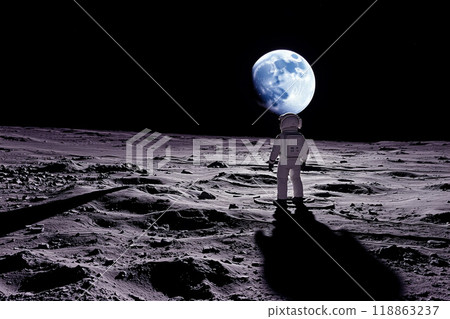 太空人和地球在月球上的壯觀景色 太空人和地球在月球上的壯觀景色 118863237