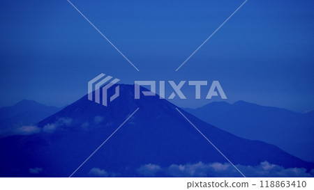 從飛機上看到的雲海之間看到的富士山 118863410