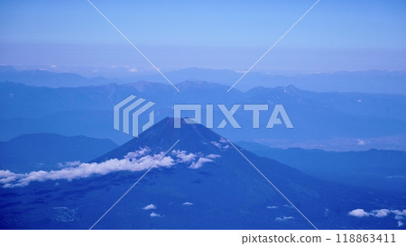 從飛機上看到的雲海之間看到的富士山 從飛機上看到的雲海之間看到的富士山 118863411