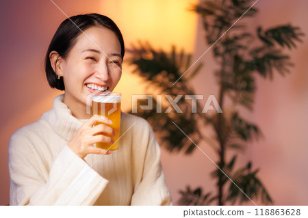 女人喝啤酒 118863628