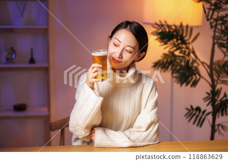 Woman drinking beer Woman drinking beer 118863629