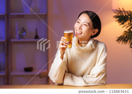 女人喝啤酒 女人喝啤酒 118863631