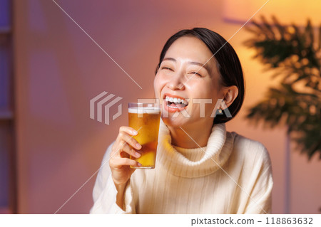 Woman drinking beer Woman drinking beer 118863632