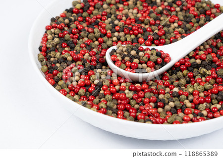 Different varieties of peppercorns, red, green, black and white peppers in a spoon Different varieties of peppercorns, red, green, black and white peppers in a spoon 118865389