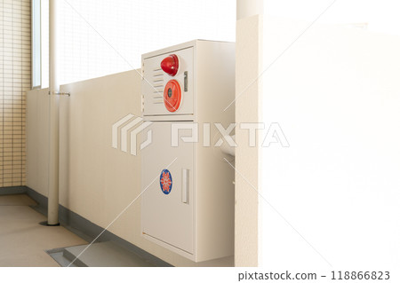 安裝在公寓大樓走廊的室內消防栓 118866823