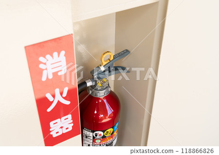安裝在公寓大樓走廊的滅火器 118866826