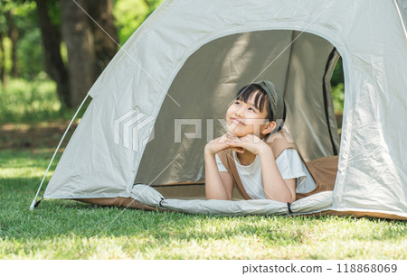 一個女孩躺在露營地的帳篷裡放鬆 118868069