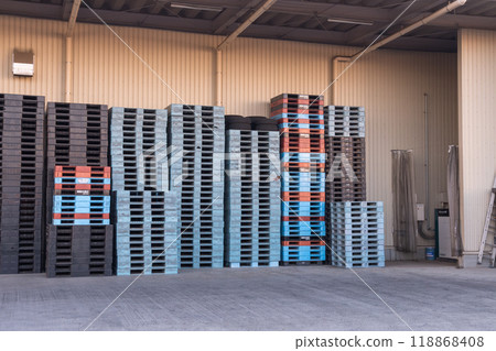 倉庫裡堆積著的托盤 118868408