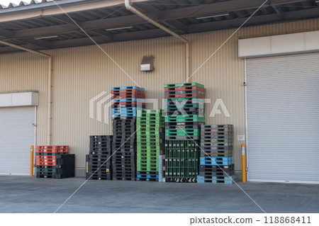 倉庫裡堆積著的托盤 倉庫裡堆積著的托盤 118868411