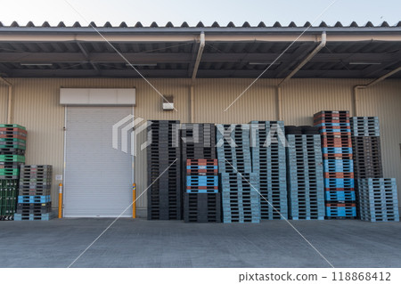 倉庫裡堆積著的托盤 倉庫裡堆積著的托盤 118868412