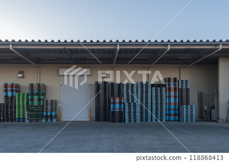 倉庫裡堆積著的托盤 118868413