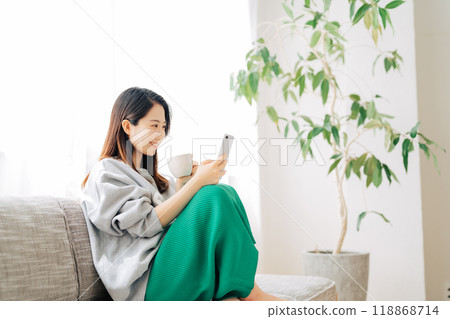坐沙發和看智能手機的婦女 118868714