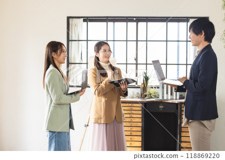 年輕人參加研討會 118869220