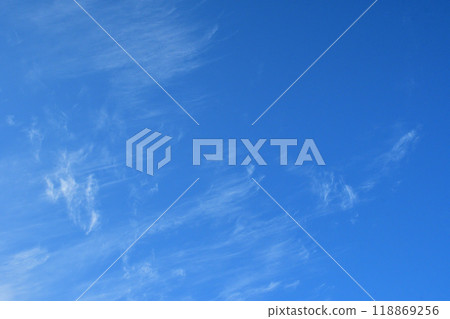 Blue sky and white clouds, autumn clouds Blue sky and white clouds, autumn clouds 118869256