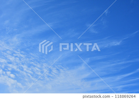 Blue sky and white clouds, autumn clouds 118869264