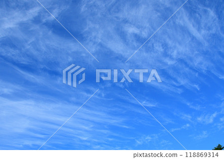 Blue sky and white clouds, autumn clouds 118869314