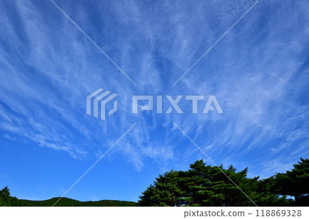 Blue sky and white clouds, autumn clouds Blue sky and white clouds, autumn clouds 118869328