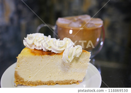 decorate cheesecake cake with cream Chef decorating raspberry mousse cake.The pastry chef prepares and decorates the cake. decorate cheesecake cake with cream Chef decorating raspberry mousse cake.The pastry chef prepares and decorates the cake. 118869530