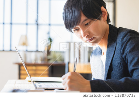 Man writing in notebook 118870732