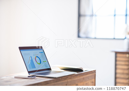 辦公桌上的電腦 辦公桌上的電腦 118870747
