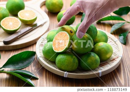 Mandarin oranges (early mandarin oranges) wood grain background 118873149