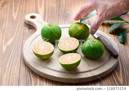 Mandarin oranges (early mandarin oranges) wood grain background 118873159