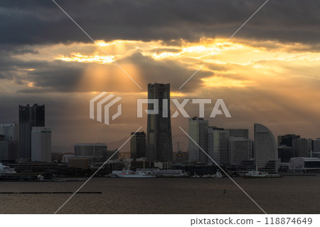 <Kanagawa Prefecture> Evening in Yokohama: Rays of light pouring down on Minato Mirai <Kanagawa Prefecture> Evening in Yokohama: Rays of light pouring down on Minato Mirai 118874649