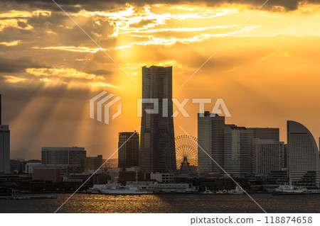 <Kanagawa Prefecture> Evening in Yokohama: Rays of light pouring down on Minato Mirai 118874658