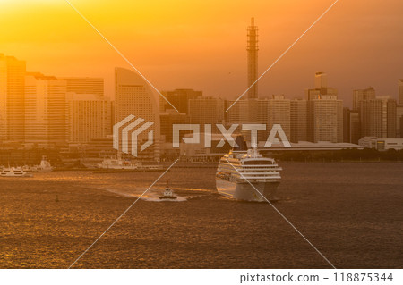 Kanagawa Prefecture: Sunset in Yokohama - Luxury cruise ship departing 118875344