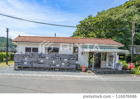 Front view of the Futamatahonmachi Station building on the Tenryu Hamanako Railway (Shizuoka Prefecture) 118876086