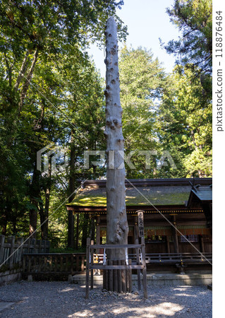 Suwa Taisha Shrine: A pillar in front of the haiden (offering hall) in the grounds of the Shimosha Harumiya Shrine 118876484